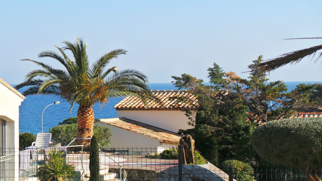 LES ISSAMBRES A LOUER VILLA NEUVE PISCINE 