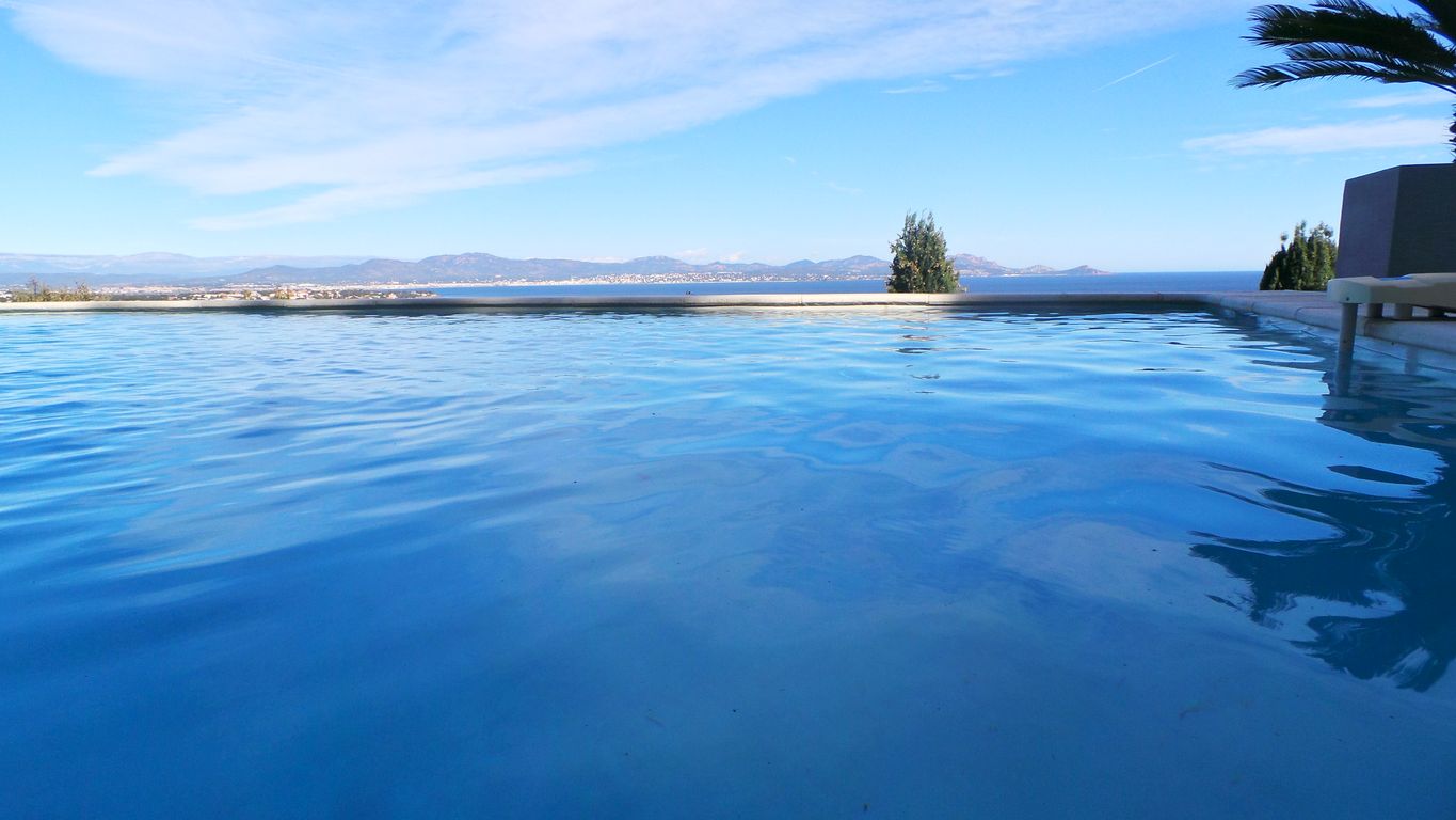 LES ISSAMBRES A LOUER VILLA AVEC PISICNE VUE MER PANORAMIC