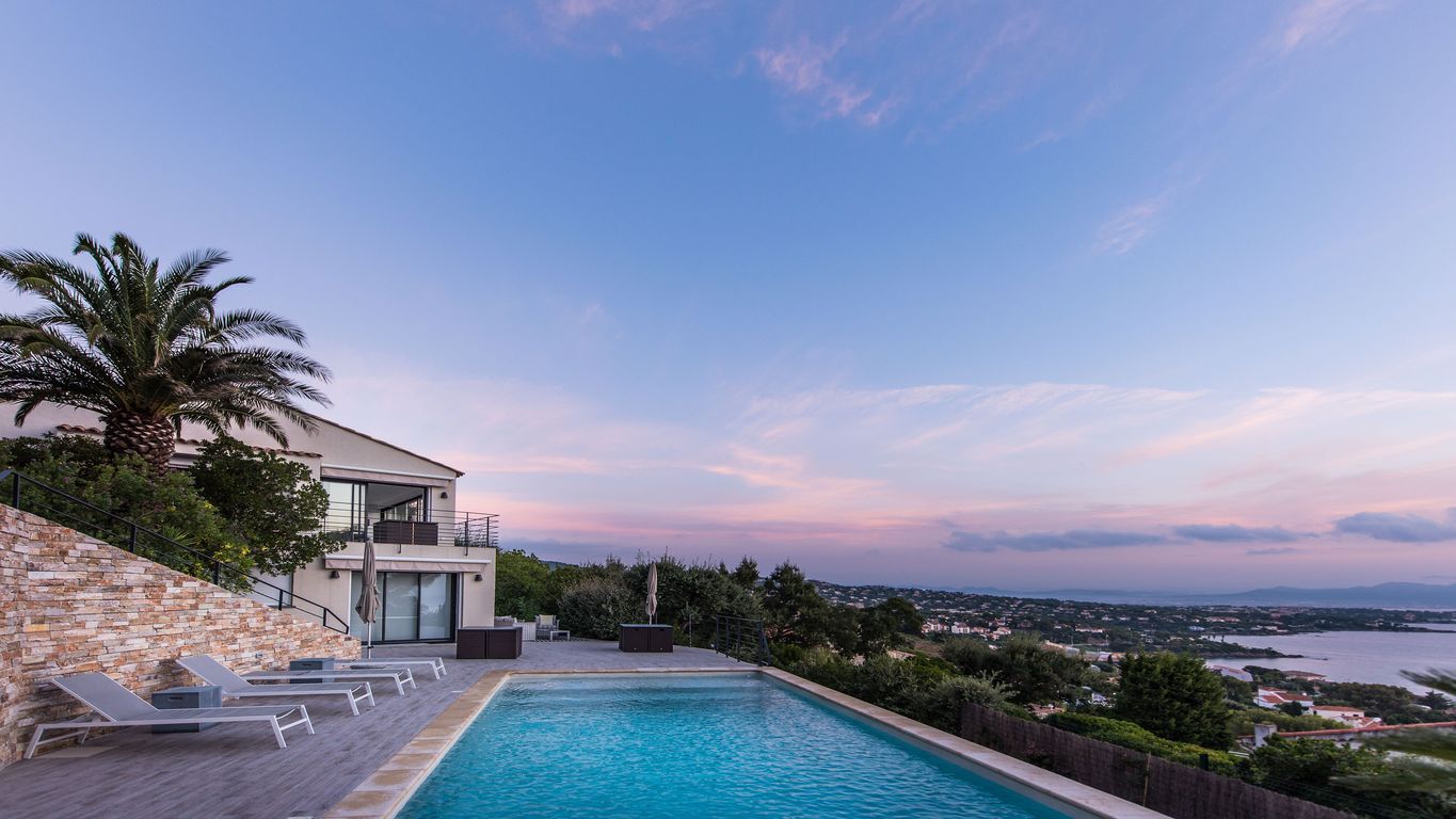 Appartement les Issambres dans rez-de villa avec piscine a louer composé de Une suite avec salon, un