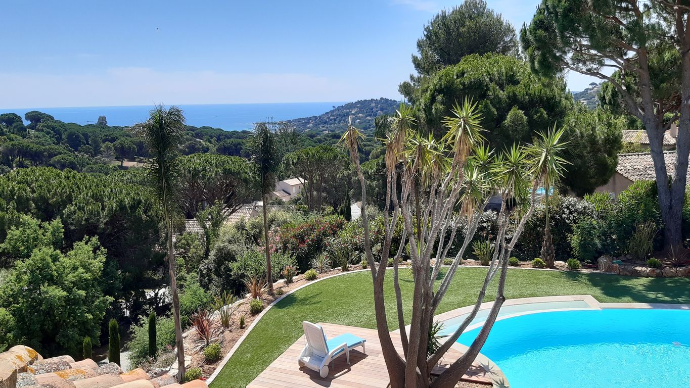 SAINTE MAXIME LOCATION VILLA AVEC PISICNE VUE MER