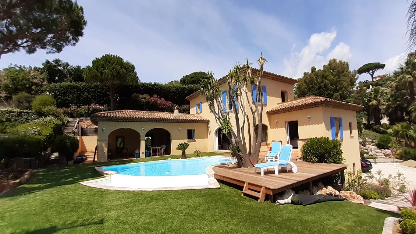SAINTE MAXIME LOCATION VILLA AVEC PISICNE VUE MER