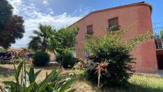 Very rare, live in the countryside in the heart of downtown Ste Maxime. Here is a charming villa of 165 m² with great potential. It consists on the ground floor of: 3 large bedrooms, a large bathroom and a bright living room of 50 m². On the 1st floor, an independent one-bedroom apartment of 40 m². A beautiful raised and flat garden of 800 m². This property is located in a quiet dead end and ideal for a main residence. You can also take advantage of the good profitability that this property can bring you for your investments, i.e. 5% gross per. A property to visit without delay.