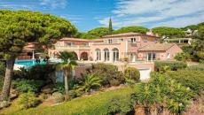 Magnificent villa with full sea view in Sainte Maxime. Splendid Italian-style mansion of 520 m2 living space, with swimming pool and garage, on a plot of 3000 m² In the heart of the popular Semaphore district, in a dominant position, this property offers a panoramic sea view over the Gulf of Saint-Tropez for two not from the city center of Ste maxime. This house will offer you an extraordinary way of life, dominant terraces in the living room of more than 100 m², you will be seduced by this living atmosphere and its large volumes. 5 suites including one on the ground floor, jacuzzi, workshop, large garage and infinity pool. To visit without delay