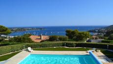 AGAY VILLA T9 TO SELL. In a closed and secure domain, villa of 250 m2 with fantastic sea view 180° from all living rooms and bedrooms on the bay of Agay, jewel of the Côte d'Azur located between Cannes and Saint-Tropez.  Outside: Ground of 1278 m2 with swimming pool and direct access to the massif of Esterel, ground of petanque, parking for several vehicles.  On the ground floor: living room + dining room + kitchen of 84 m2, 1 master suite with dressing room and bathroom with shower and bath, 1 bedroom, 1 toilet. Additional outbuilding with possibility of independent access, equipped with a sink, bathroom, toilet. Two large terraces (1 south exposure and 1 north exposure). On the 1st floor: living room + kitchen of 30 m2, 2 bedrooms each with closet and private bathroom, 1 toilet, 2 covered terraces with reversible air conditioning, balcony of 57 m2 accessible from all rooms. Possibility of independent access. ExterialPiscine 10x5 m with counter-current swimming and outdoor solar shower – Parking – Garden hut 19 m2 – Pétanque court South exposure - Sea view from all living rooms and bedrooms - 